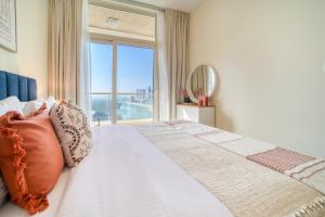 阿布扎比Mangrove Place, Reem Island, Abu Dhabi - Mint Stay的一间卧室设有一张大床和大窗户