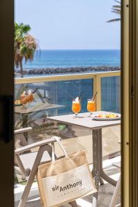 美洲海滩安东尼爵士酒店的一张桌子,阳台上备有两杯饮料,