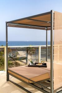 美洲海滩安东尼爵士酒店的俯瞰大海的阳台的天蓬床