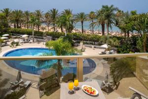 美洲海滩安东尼爵士酒店的享有度假村的空中景致,设有游泳池和棕榈树