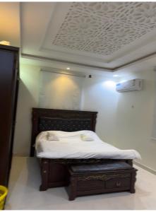 Sūq al Aḩadشقق فخمه的天花板客房内的小床