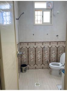 Sūq al Aḩadشقق فخمه的一间带卫生间和窗户的浴室