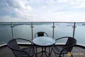 新山Sea View Country Garden Danga Bay by LionsBay的阳台配有桌椅