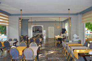 锡德SİDE SPRİNG HOTEL的用餐室设有桌椅和窗户。