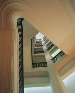 萨拉戈萨萨拉戈萨格兰德NH酒店的一座拥有螺旋楼梯的建筑