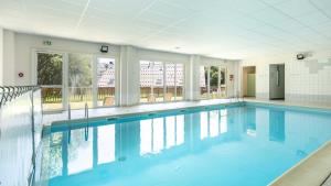 圣索林达尔沃Les Grizzlis - 28 - Appart modernise - 4 pers的大楼内一个蓝色的大型游泳池