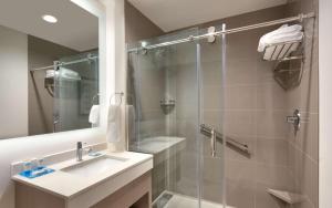 Pleasant GroveHyatt House Provo/Pleasant Grove的带淋浴、盥洗盆和镜子的浴室