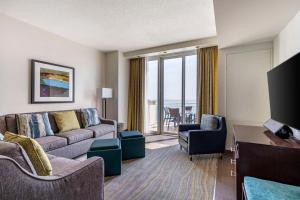 弗吉尼亚海滩Hilton Vacation Club Oceanaire Virginia Beach的客厅配有沙发、椅子和电视