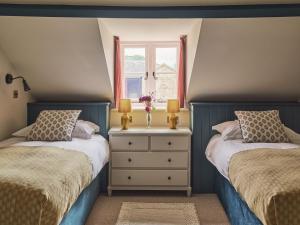赫特福德Bridge House at Woodhall Estate的一间卧室设有两张床和窗户。