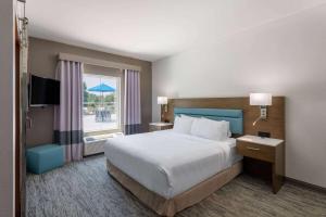 塔拉哈西TRYP by Wyndham Tallahassee North I-10 Capital Circle的酒店客房设有床和窗户。