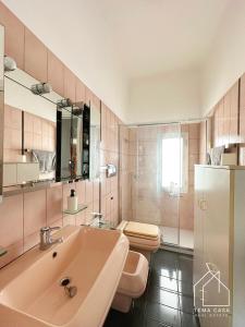 圣雷莫CASA DI LUCA - Le Sorelle - 6 Posti Letto A 1 Minuto Dal Centro的粉红色的浴室设有水槽和卫生间