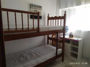 阿瓜斯迪林多亚Apartamento Turismo 2 quartos em Águas de Lindóia, Natureza!!!!的一间卧室配有两张双层床和一张书桌