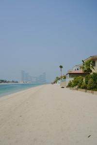 迪拜The Atlantis Hotel View, Palm Family Villa, With Private Beach and Pool, BBQ, Front F的享有海滩、建筑和大海的景色