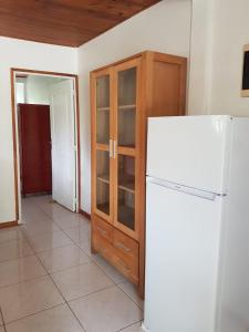Quartier la Fleury GuinéF1 studio Martinique的厨房配有白色冰箱和木制橱柜。