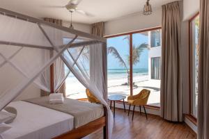 江比阿S&S HOTEL的一间卧室配有一张床,享有海滩美景