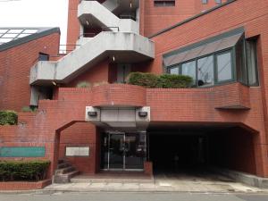 盛冈盛冈新城市酒店 的砖砌的建筑,旁边设有楼梯