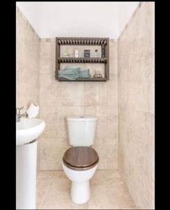 都柏林Spacious 2-bedroom property, minutes from city.的一间带卫生间和水槽的浴室