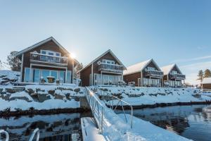 RørvikNærøysund Rorbuer AS的雪覆盖的房屋排行