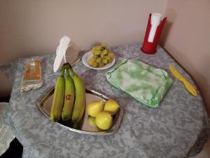 MacchiagodenaCa' di Renzo的一张桌子,上面放着一盘香蕉和水果