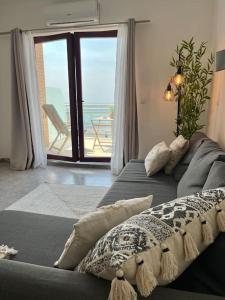 埃里塞拉Ribeira DIlhas Beach Apartment的一间卧室设有一张床,享有海景
