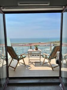 埃里塞拉Ribeira DIlhas Beach Apartment的阳台配有两把椅子和一张桌子