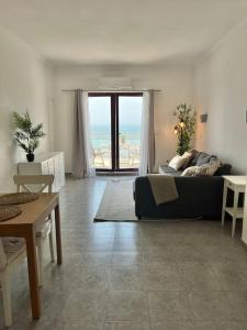 埃里塞拉Ribeira DIlhas Beach Apartment的客厅配有沙发和桌子