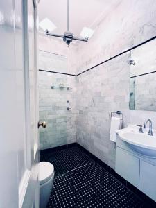 肯图巴卡林顿酒店的一间带卫生间和水槽的浴室