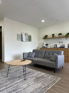 金马仑高原Utopia Homestay @ Cameron Centrum的带沙发和咖啡桌的客厅