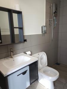 金马仑高原Utopia Homestay @ Cameron Centrum的一间带水槽、卫生间和镜子的浴室