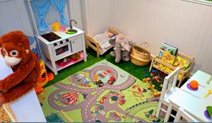 布罗斯Borås Camping & Vandrahem的儿童游戏室,地板上设有玩具车道