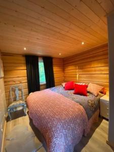 塔尔伯格UTSIKTEN -exklusivt nybyggt timmerhus -Plintsberg.的一间卧室设有一张床和木墙