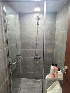首尔Good Guesthouse #2的浴室里设有玻璃门淋浴