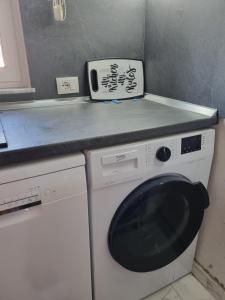 维利波吉Titi's home Velipoje的带洗衣机的厨房