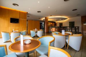 马拉加马拉加西班牙波萨达斯酒店的一间带桌椅的餐厅和一间厨房