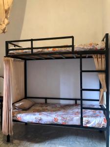 外南梦Ohana Homestay Banyuwangi的配有床垫的客房内的2张双层床
