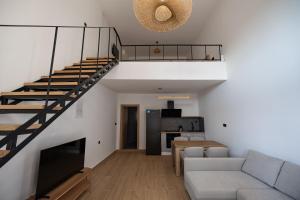 扎金索斯镇Sogni D' Oro的一间带楼梯和沙发的客厅