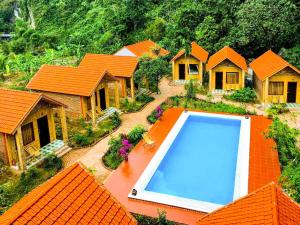 宁平Tam Coc Rocky Bungalow的享有带游泳池的房屋的空中景致