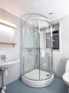 利勒哈默尔Lillehammer Camping的带淋浴和盥洗盆的浴室