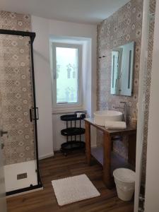 托尔博莱Casa Pitem的一间带水槽和镜子的浴室