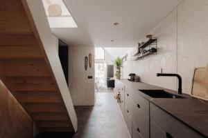 卑尔根Studio Verver的一个带水槽的厨房和楼梯