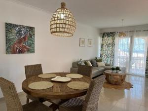 莫罗德哈布雷Villa coralin的客厅配有木桌和椅子