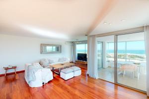 埃斯特角城Oceana Suites en Esturion, frente a playa Brava的客厅配有沙发和桌子