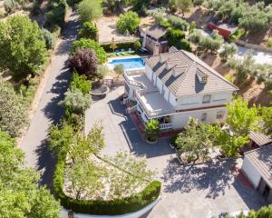 哈恩Villa Fuji Sierra de la Pandera Jaén的享有带游泳池的房屋的空中景致