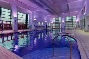 斯旺西斯旺西乡村酒店的大型建筑中的大型游泳池