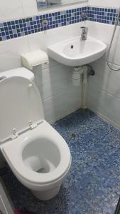 香港Relaince Inn的浴室配有白色卫生间和盥洗盆。
