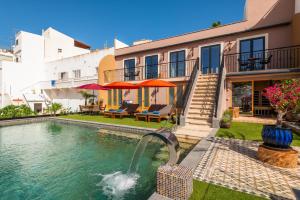 阿尔布费拉Vila Origens Boutique Hotel Albufeira – Adults Only的一座带喷泉游泳池的房子