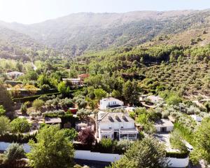 哈恩Villa Fuji Sierra de la Pandera Jaén的高山上家的空中景观