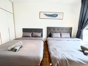 努沙再也Teega Suites #3101 Puteri Harbour Iskandar Puteri的卧室内两张并排的床