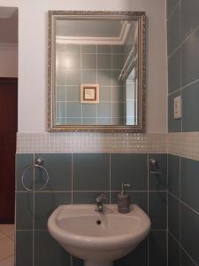 比勒陀利亚The Emerald的一间带水槽和镜子的浴室