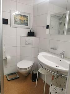 EinigenNEB-THUN Einigen, Wohnung am See的白色的浴室设有卫生间和水槽。